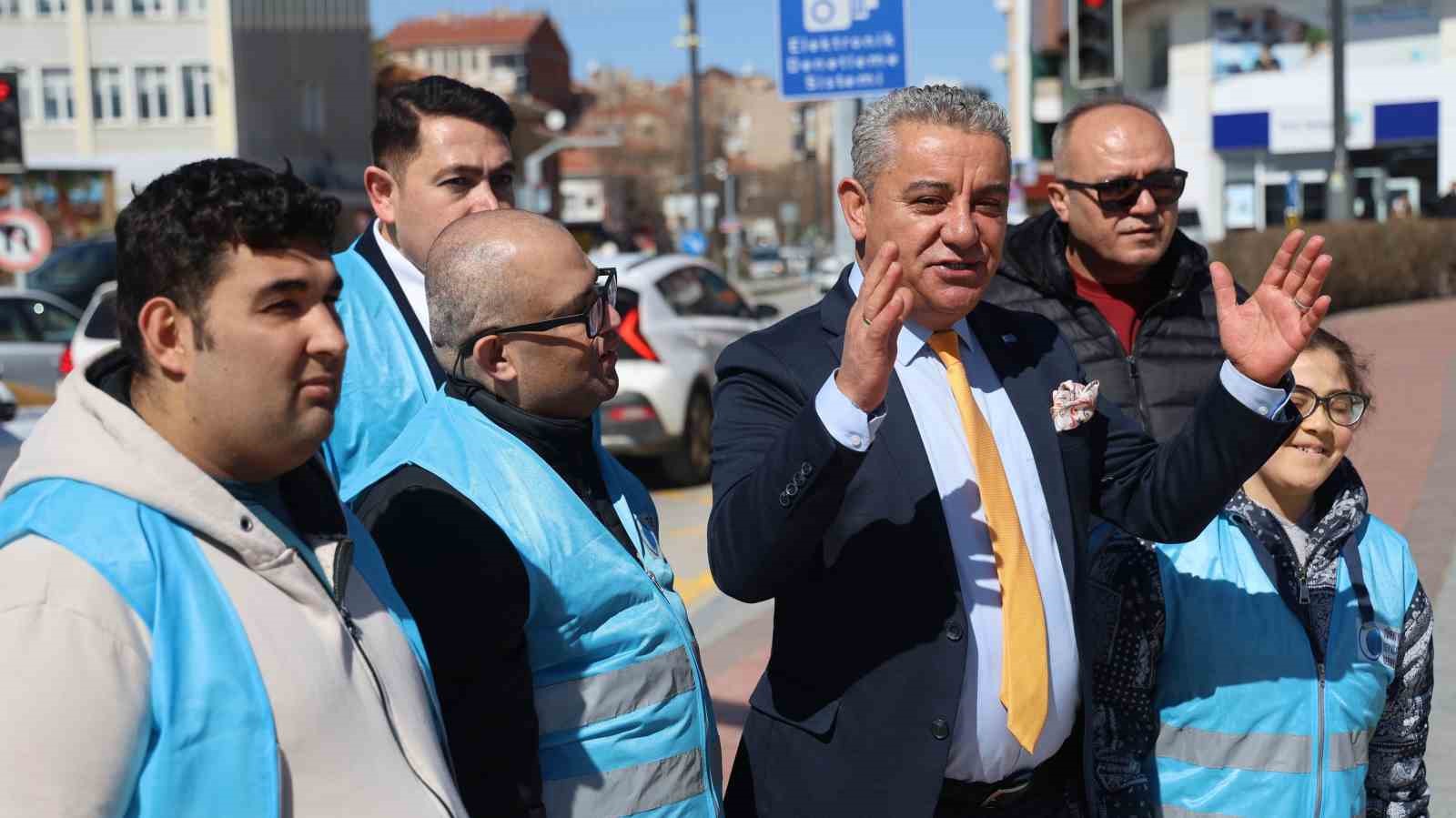 Kırşehir’de özel bireylerden kadınlara gül ve karanfil
