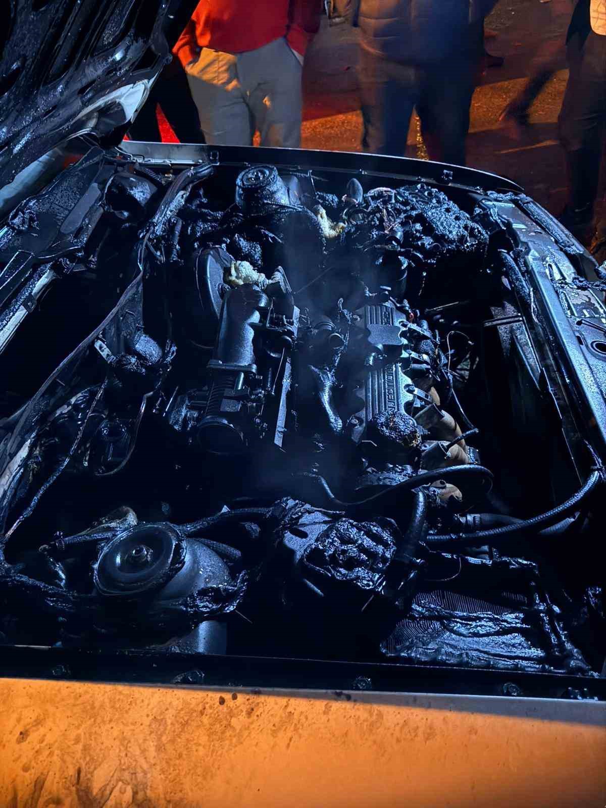 Kırşehir’de park halindeki otomobil alevlere teslim oldu
