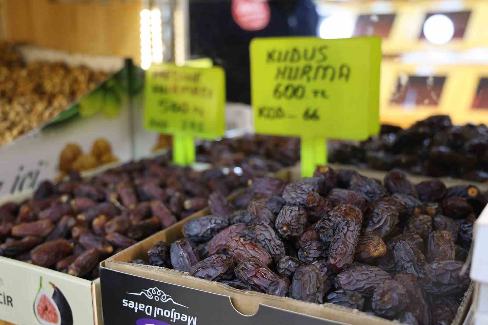 Kırşehir’de Ramazan hareketliliği: Hurma tezgahlardaki yerini aldı
