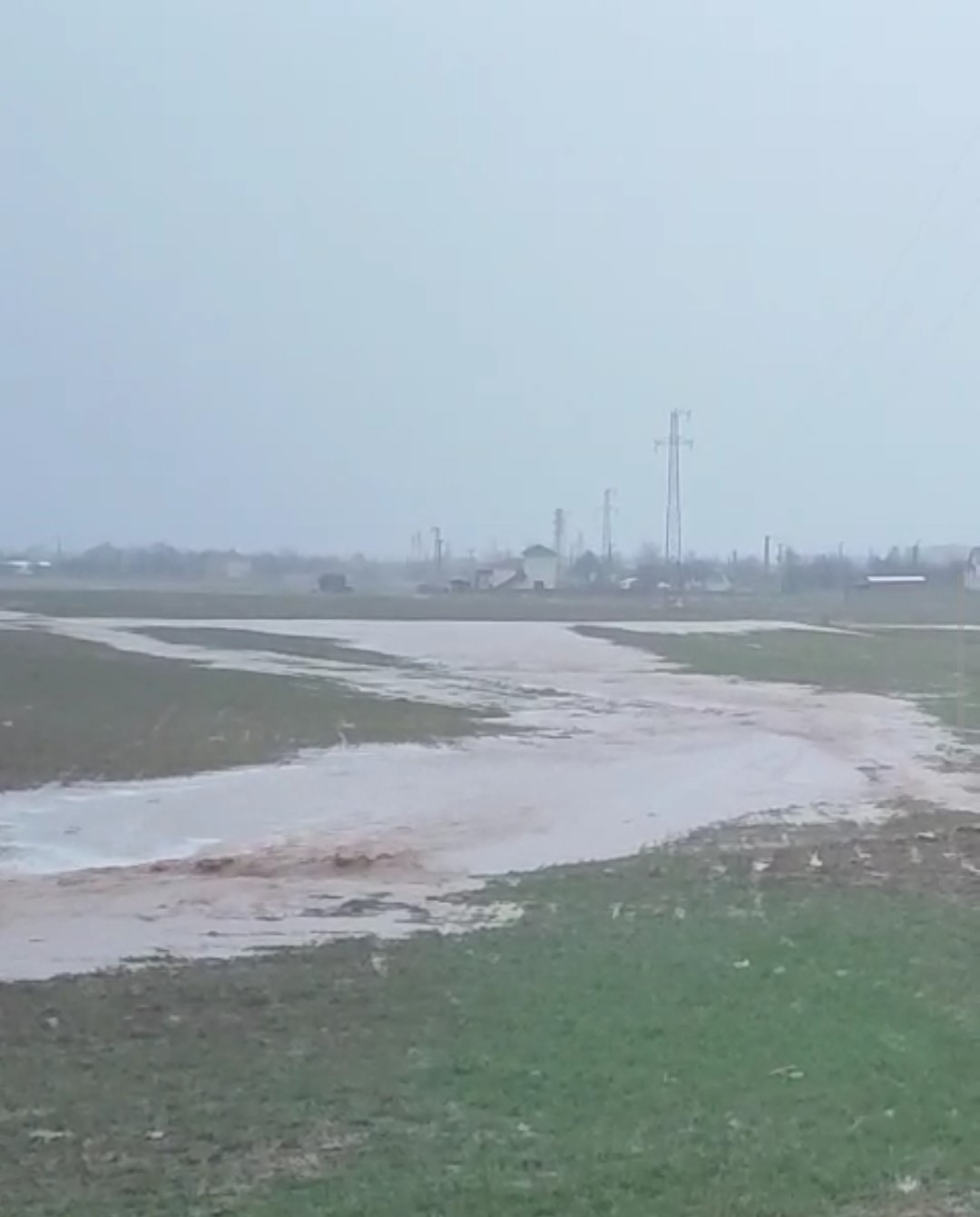 Kırşehir’de sağanak, su baskınlarına neden oldu
