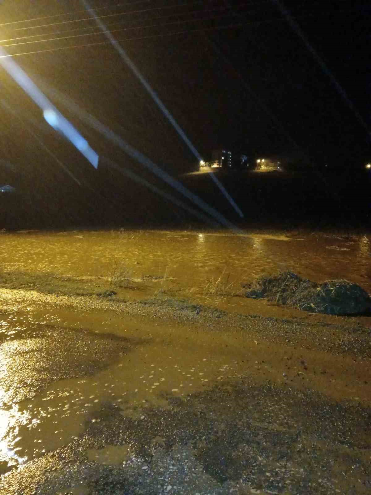 Kırşehir’de sağanak, su baskınlarına neden oldu
