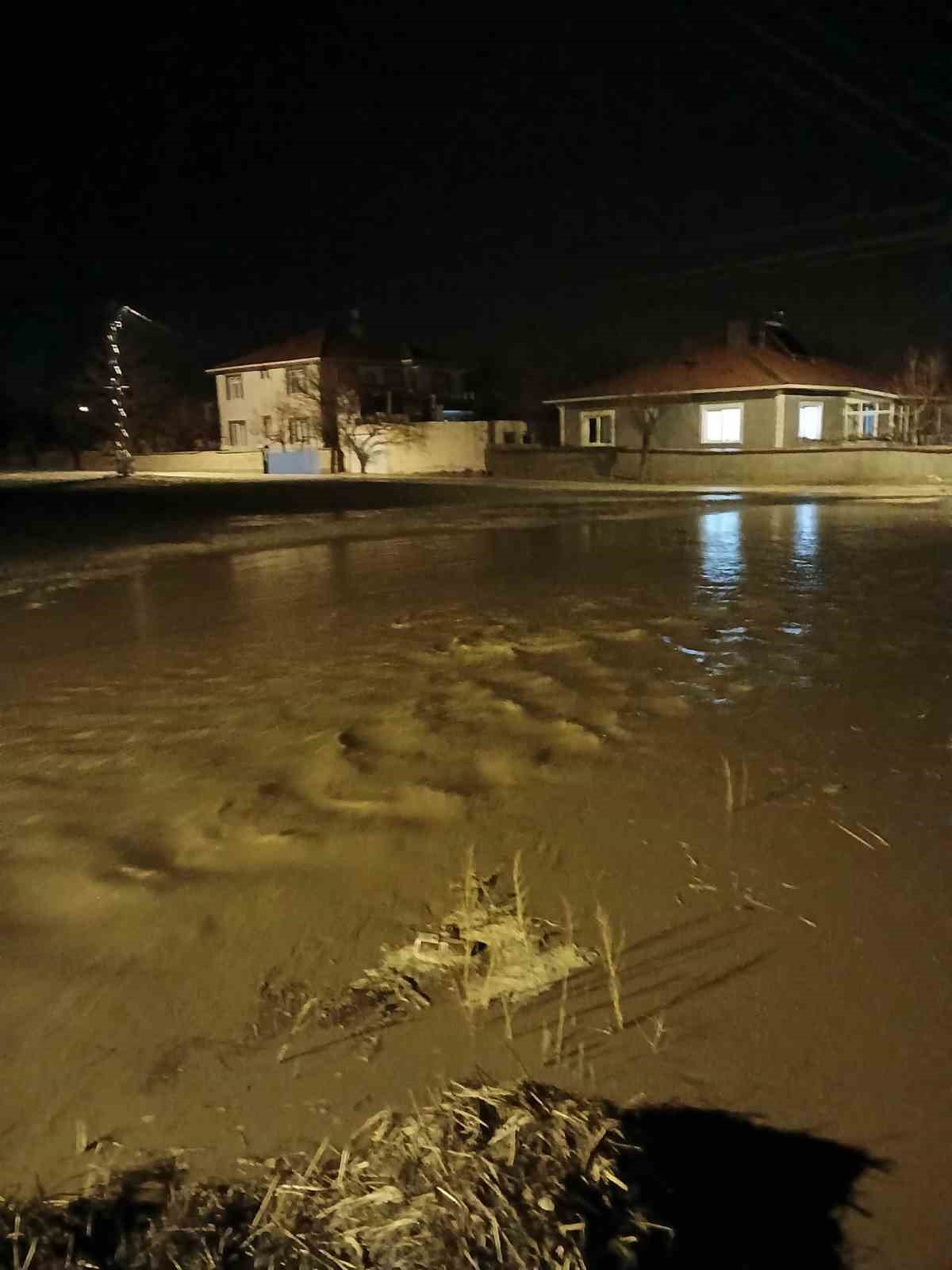 Kırşehir’de sağanak, su baskınlarına neden oldu
