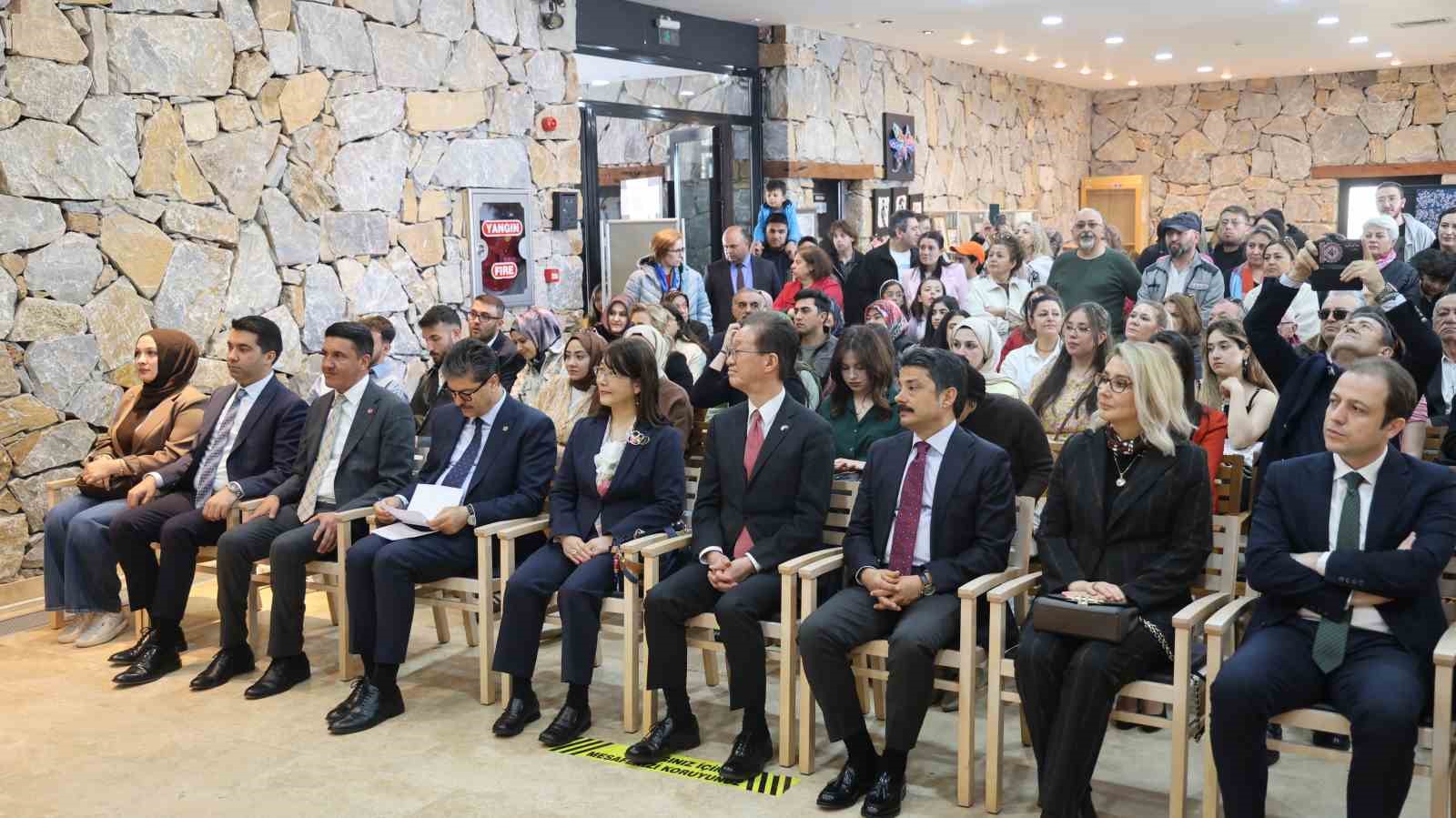 Kırşehir’de Sakura Festivali ve Plastik Sanatlar Sergisi Açıldı
