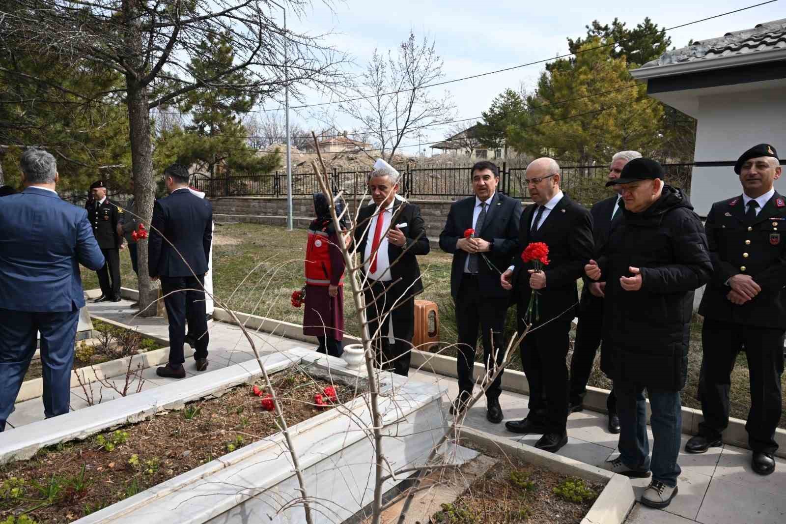 Kırşehir’de şehit kabirlerine karanfil bırakıldı
