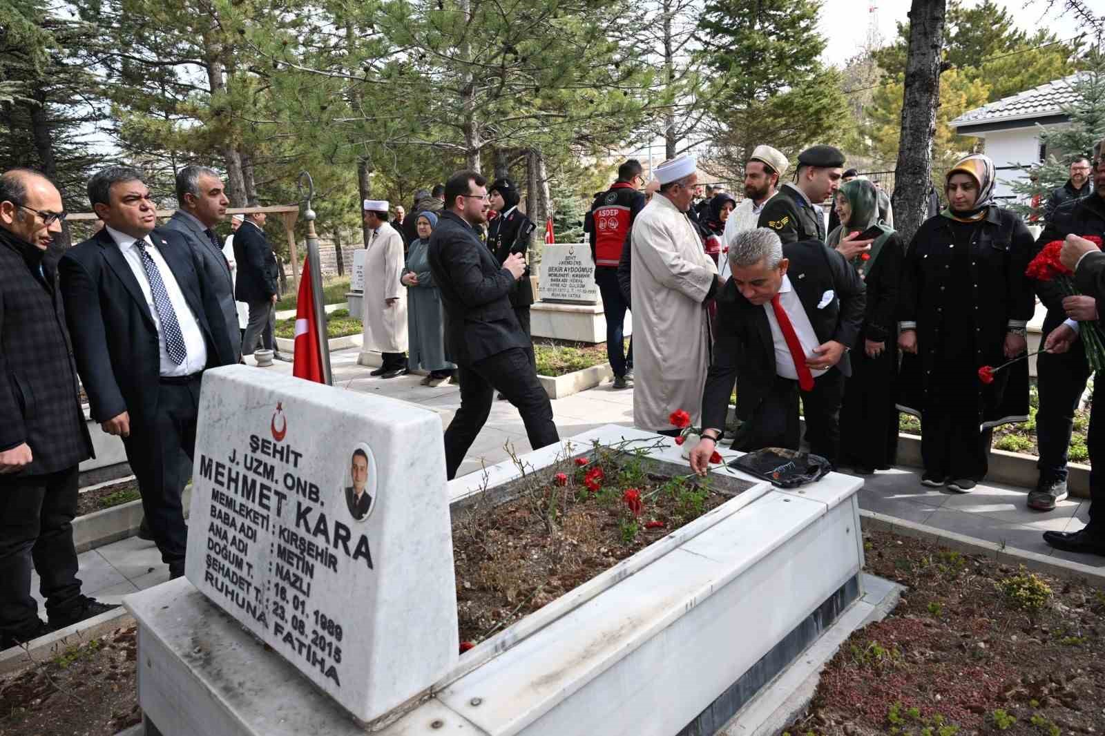 Kırşehir’de şehit kabirlerine karanfil bırakıldı
