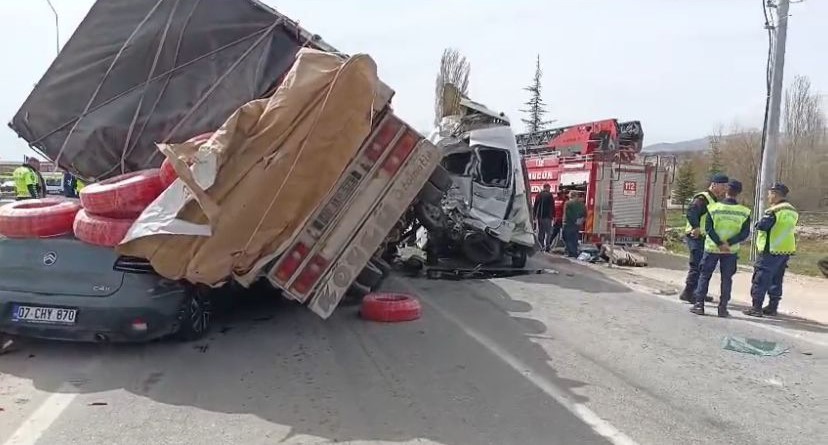 Kırşehir’de zincirleme kaza: 1’i ağır 5 yaralı
