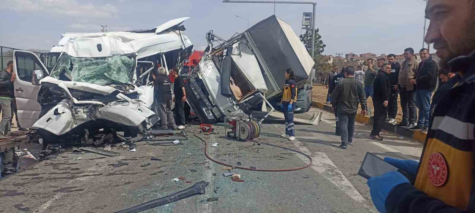 Kırşehir’de zincirleme kaza: 1’i ağır 5 yaralı
