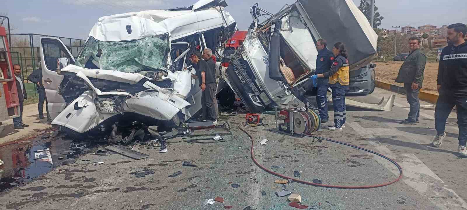 Kırşehir’de zincirleme kaza: 1’i ağır 5 yaralı
