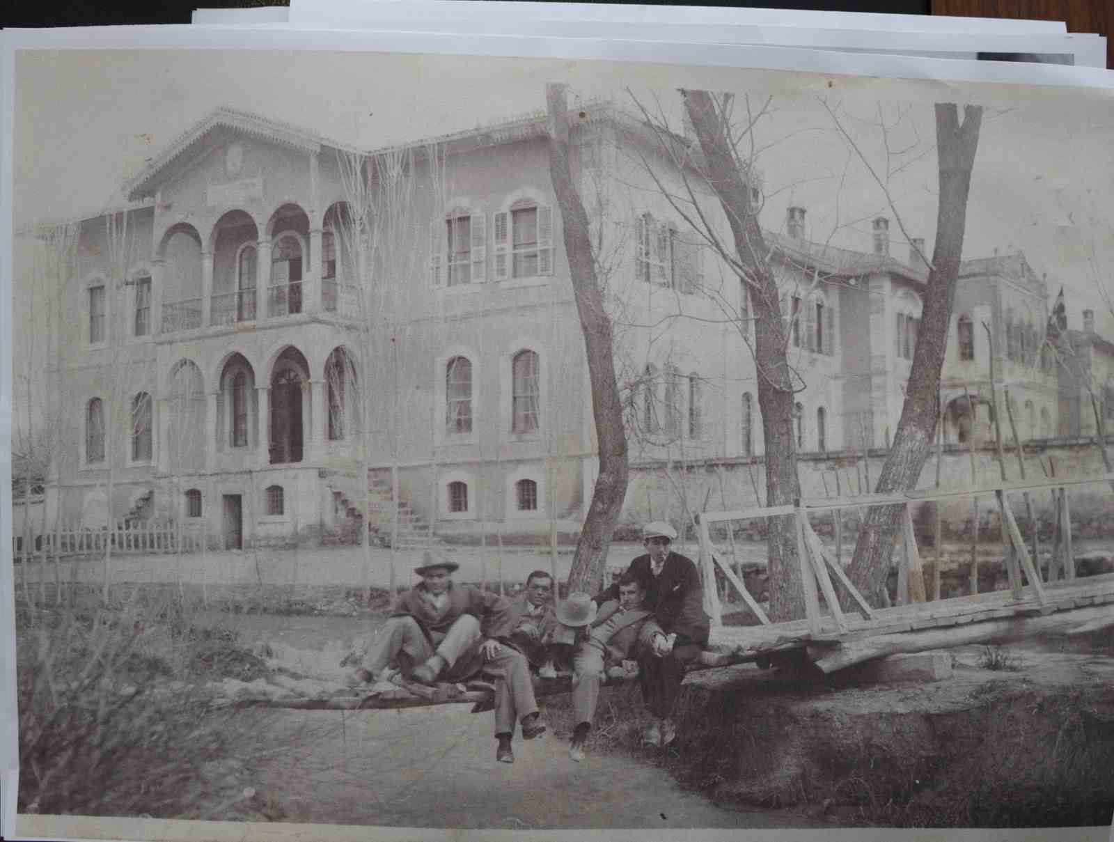 Kırşehir’deki envanter çalışmasında Yunan General Trikopis’in esir tutulduğu hükümet konağının fotoğrafı ortaya çıktı
