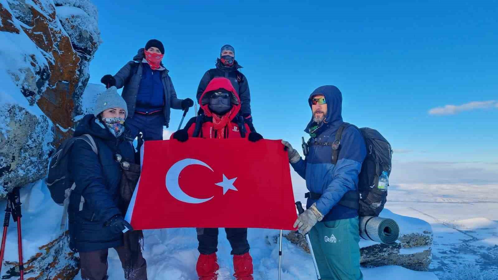 Kırşehirli dağcılar, Gönül Dağı’nda İstiklal Marşı okudu
