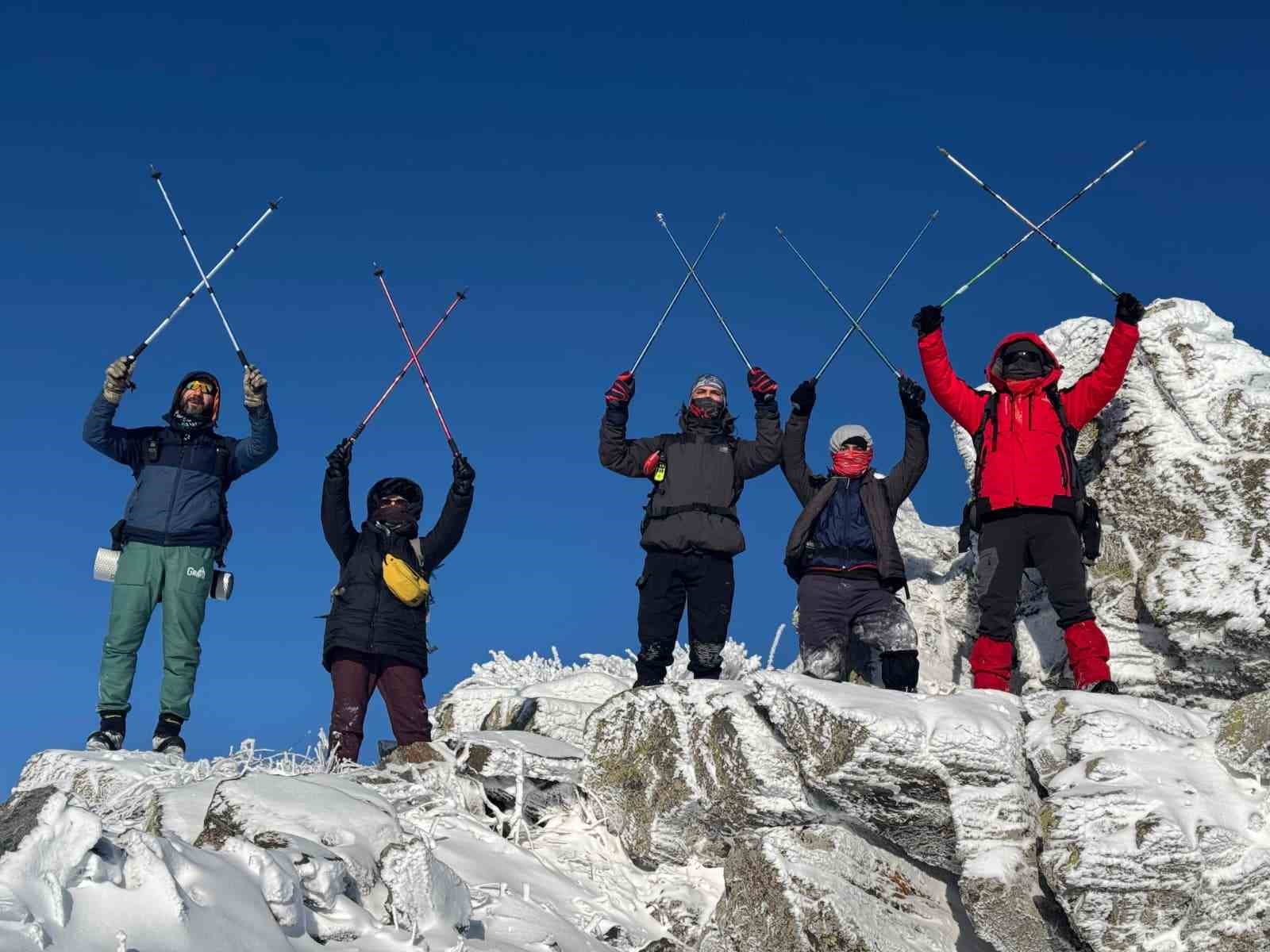 Kırşehirli dağcılar, Gönül Dağı’nda İstiklal Marşı okudu
