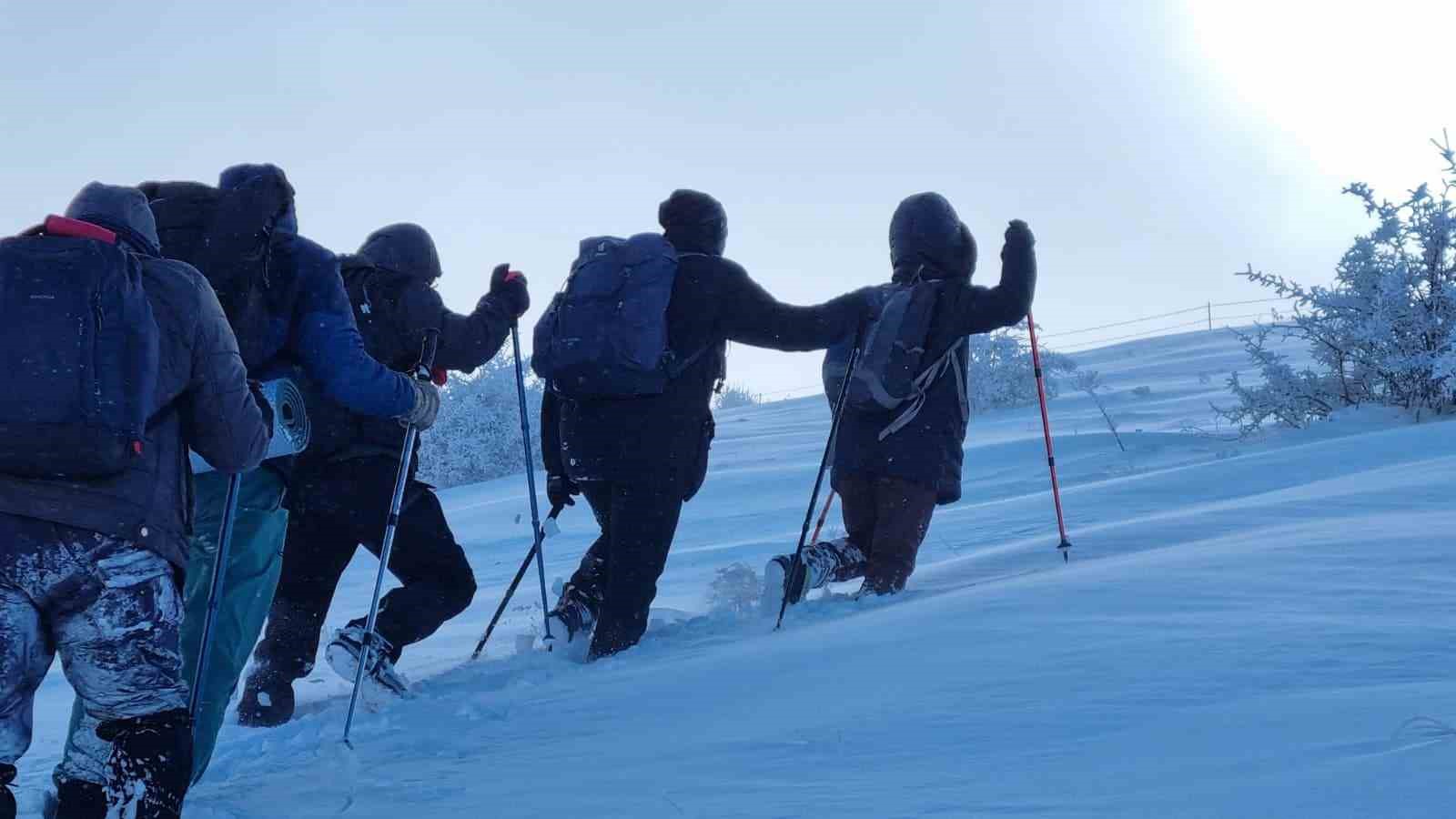 Kırşehirli dağcılar, Gönül Dağı’nda İstiklal Marşı okudu
