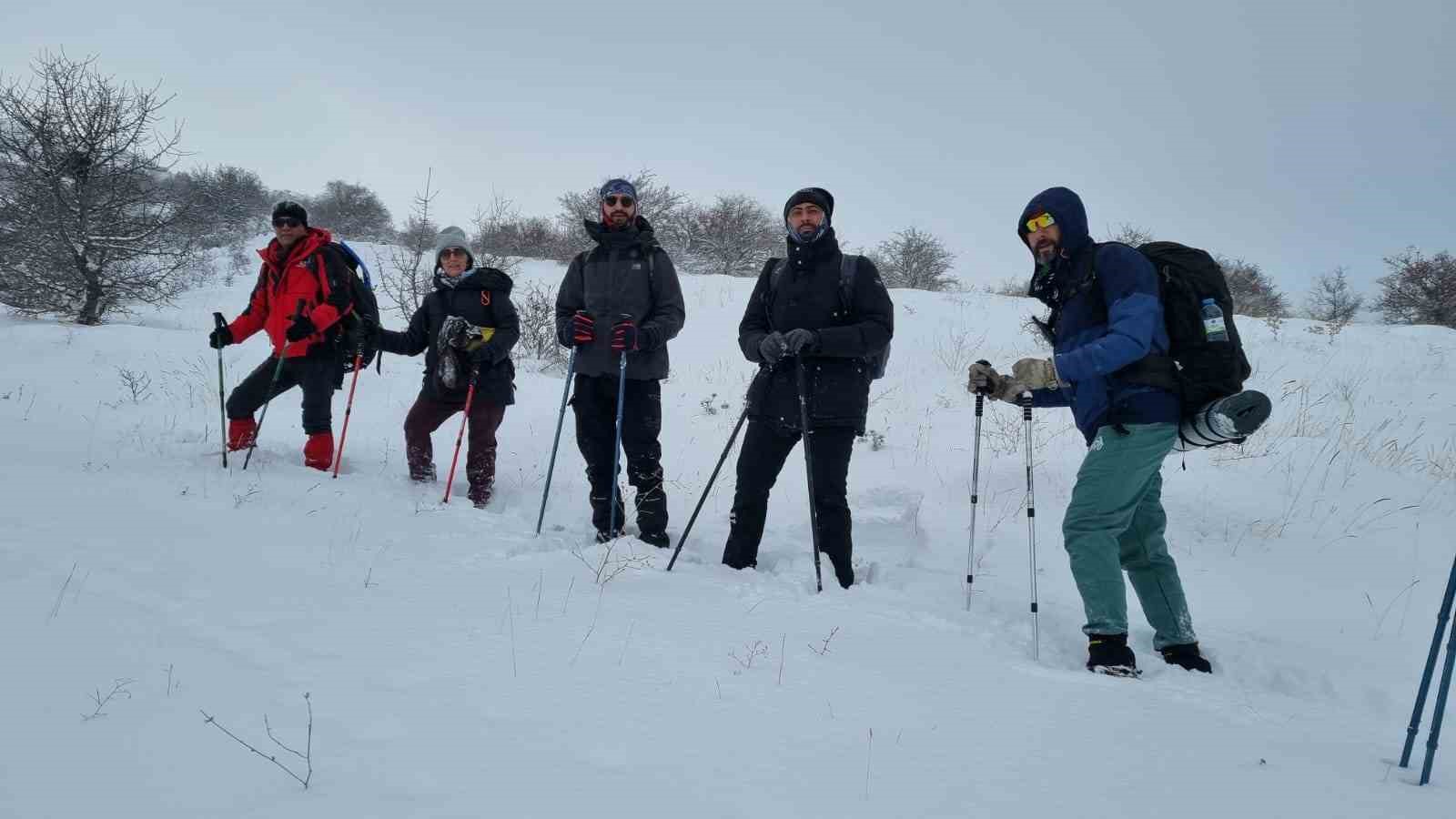 Kırşehirli dağcılar, Gönül Dağı’nda İstiklal Marşı okudu
