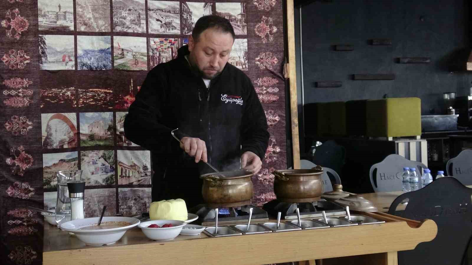 Kış aylarının doğal antibiyotiği tarhana çorbası yoğun talep görüyor
Kış aylarının doğal antibiyotiği tarhana çorbası yoğun talep görüyor