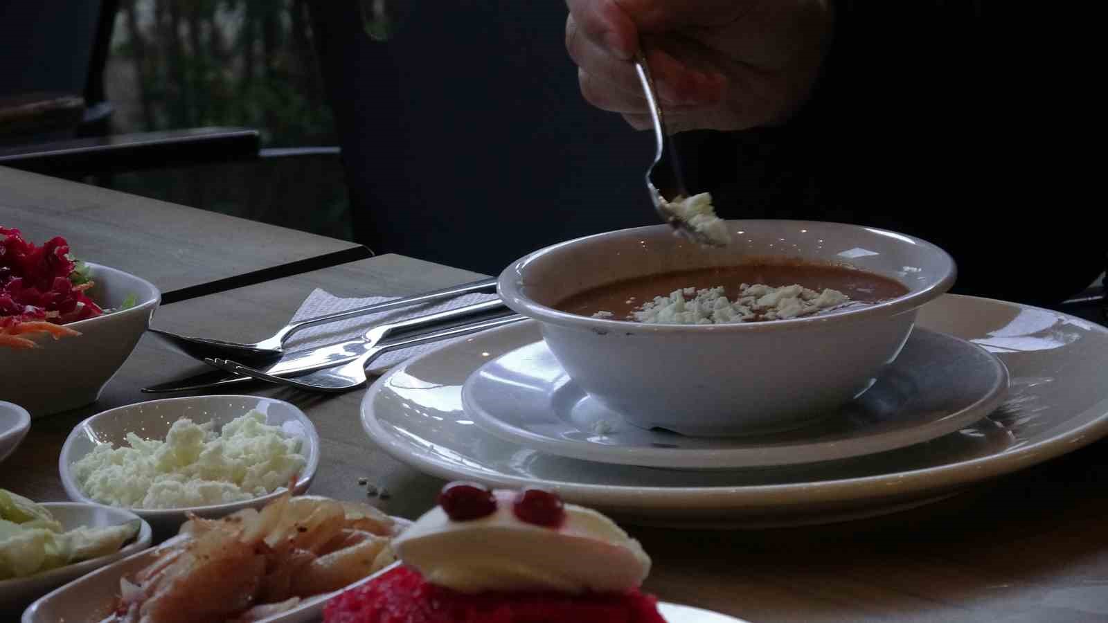 Kış aylarının doğal antibiyotiği tarhana çorbası yoğun talep görüyor
Kış aylarının doğal antibiyotiği tarhana çorbası yoğun talep görüyor