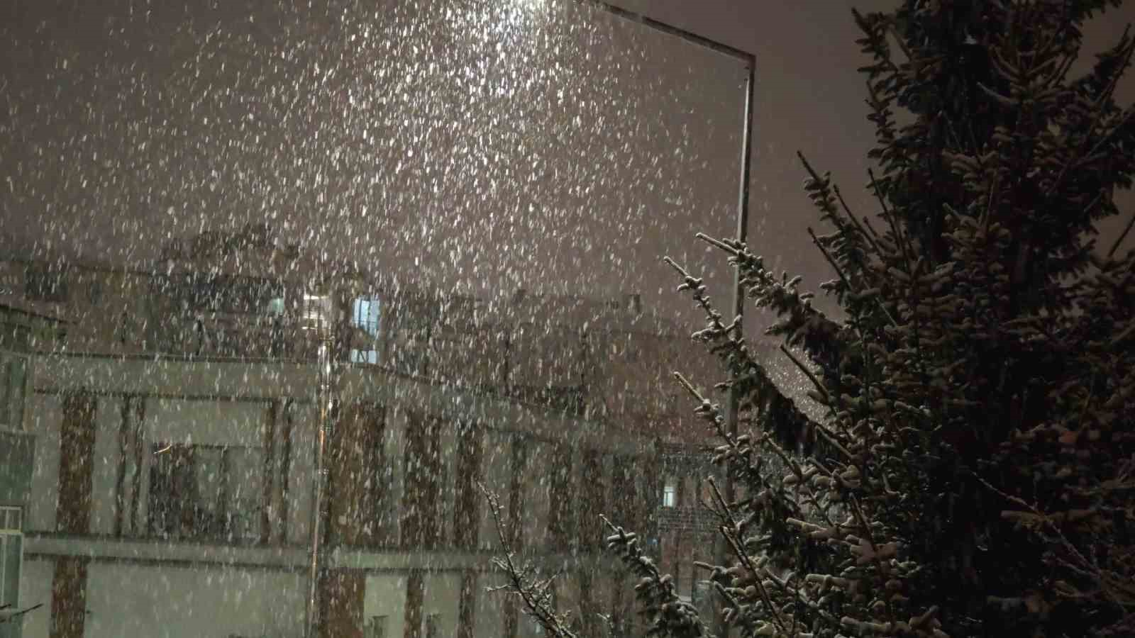 Kış geri geldi: Aşkale’de kar yağışı hayatı olumsuz etkiliyor
