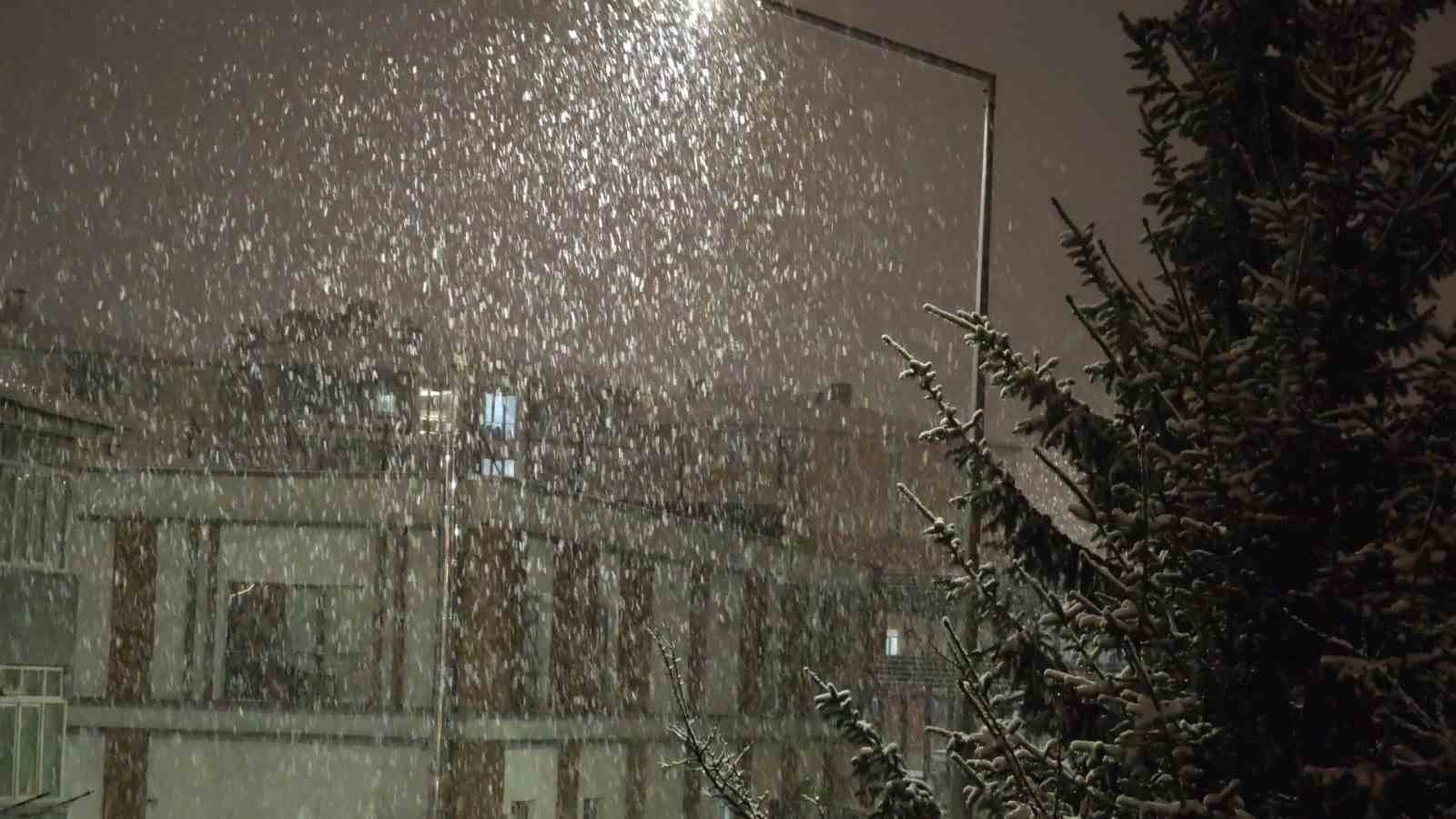 Kış geri geldi: Aşkale’de kar yağışı hayatı olumsuz etkiliyor
