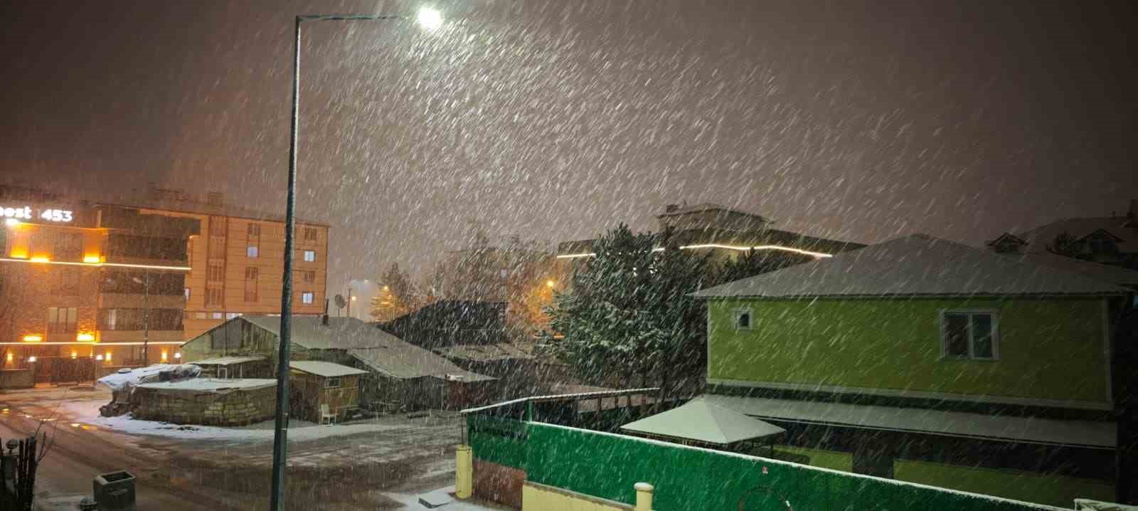 Kış geri geldi: Aşkale’de kar yağışı hayatı olumsuz etkiliyor
