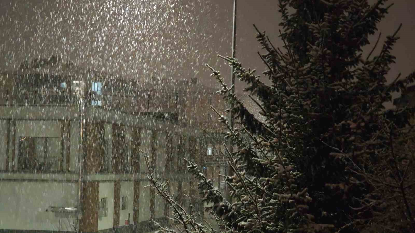 Kış geri geldi: Aşkale’de kar yağışı hayatı olumsuz etkiliyor
