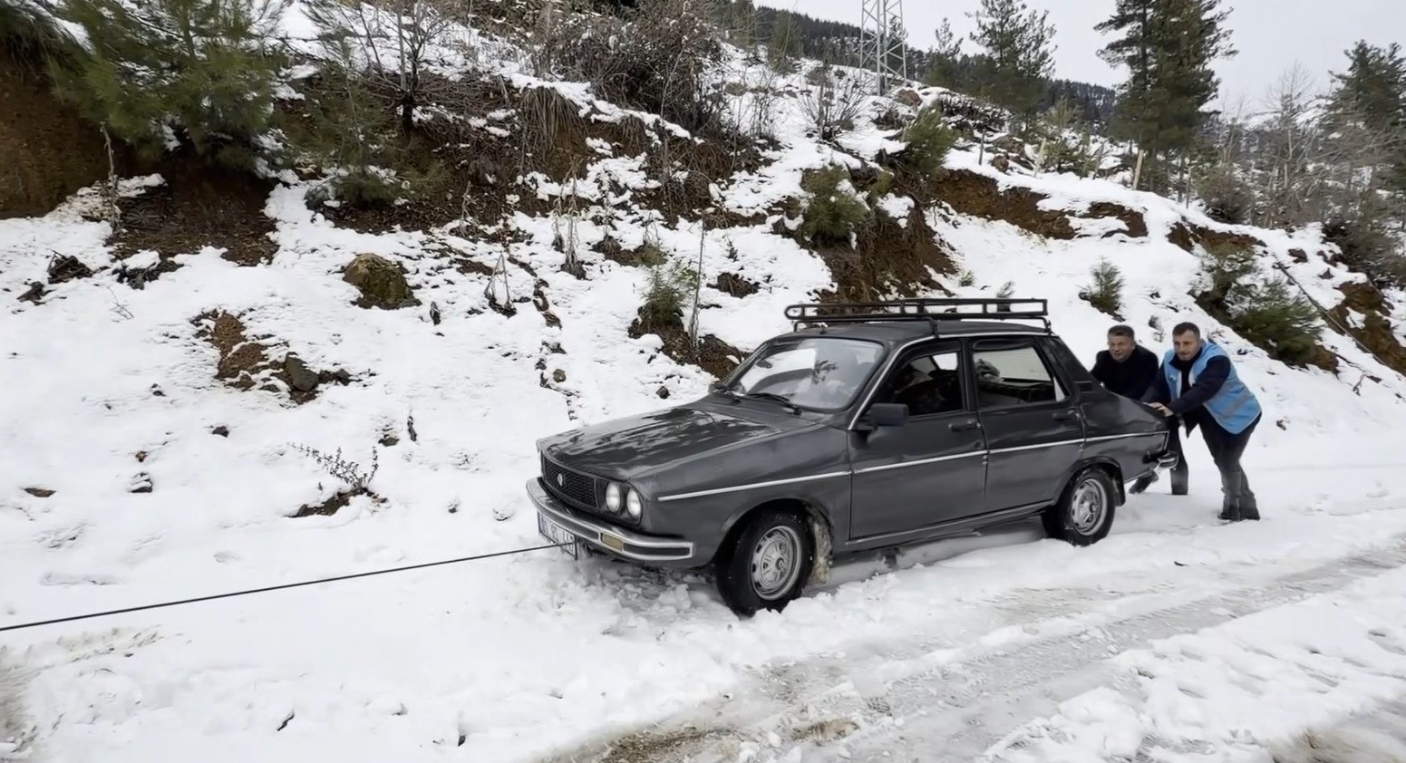 Kış günü belediye ekiplerinden ikram
