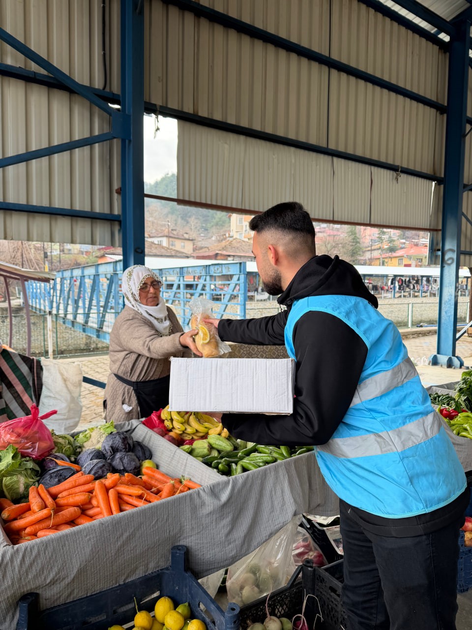 Kış günü belediye ekiplerinden ikram
