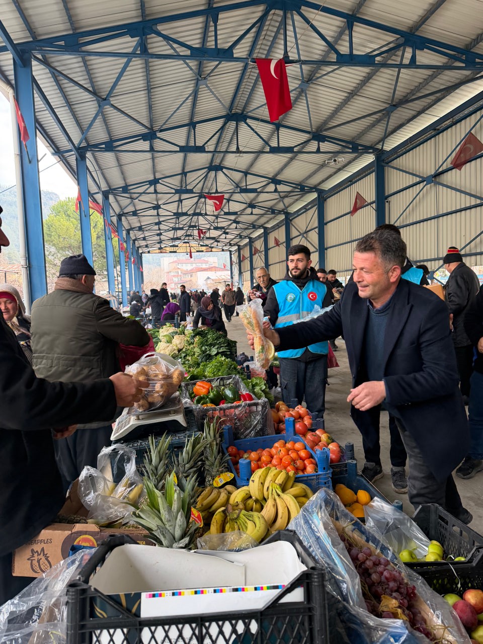Kış günü belediye ekiplerinden ikram
