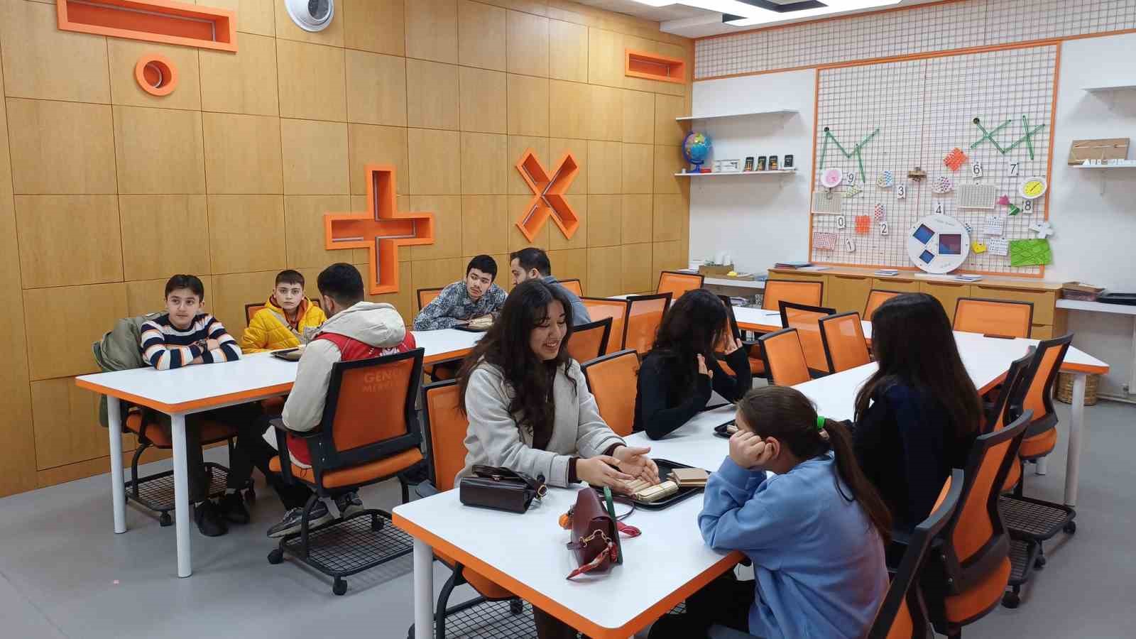 Kış kulübü bilim merkezini inceledi
