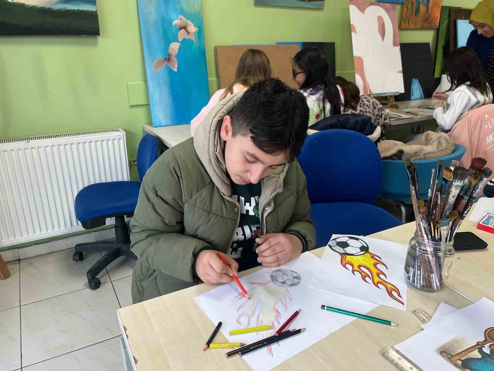 Kış kulübünde resim etkinliği
