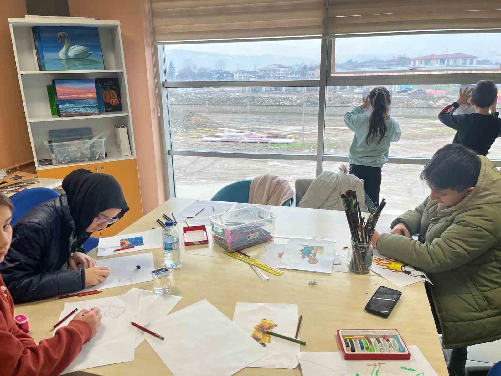 Kış kulübünde resim etkinliği
