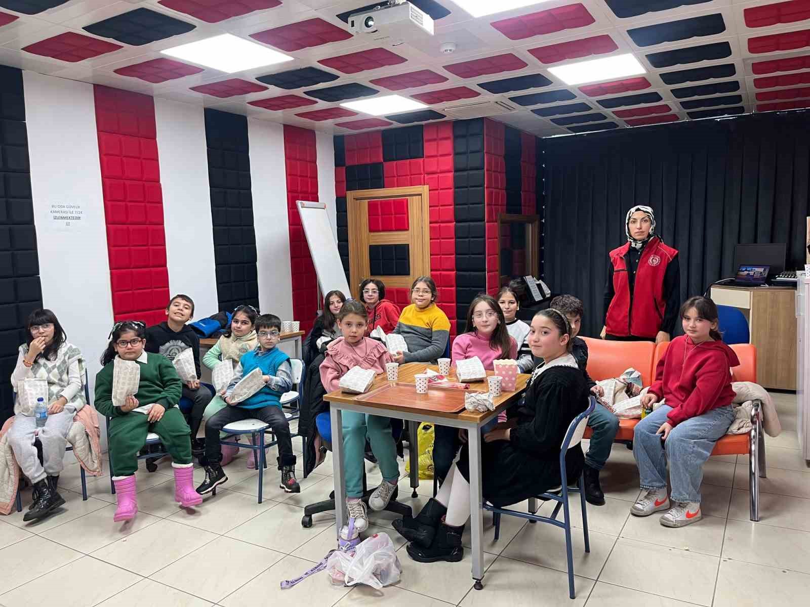 Kış kulübünde sinema etkinliği
