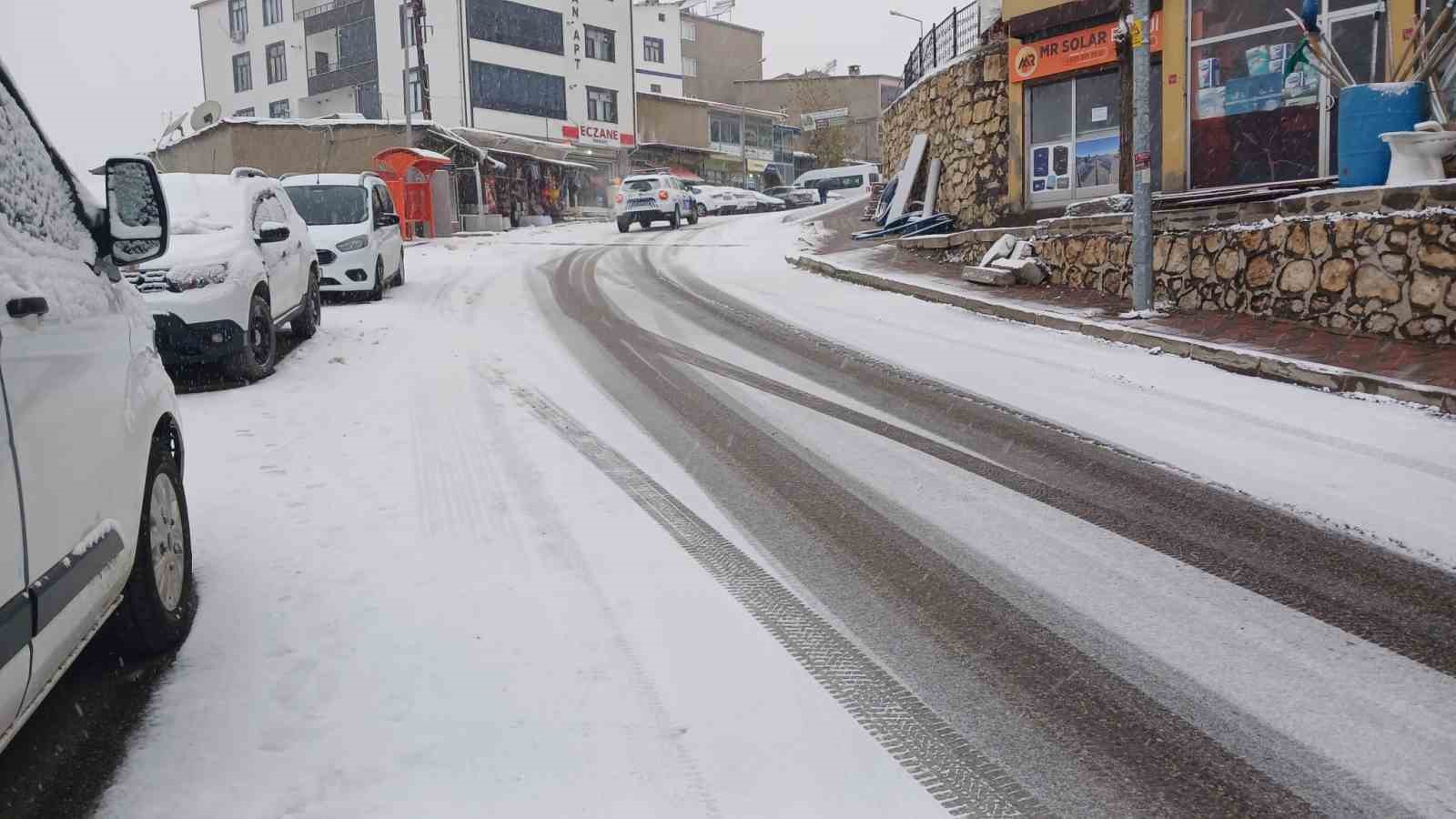 Kış lastiği tek başına yetmiyor: Sürücülere hayati uyarılar
Kış lastiği tek başına yetmiyor: Sürücülere hayati uyarılar