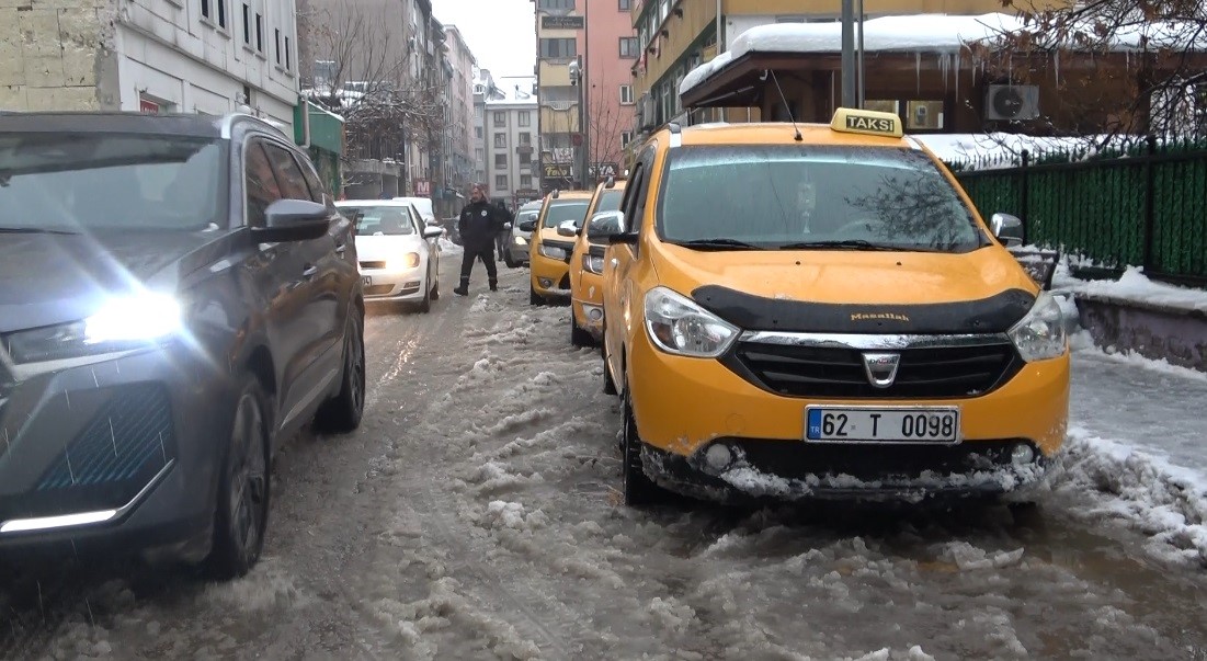 Kış lastiği tek başına yetmiyor: Sürücülere hayati uyarılar
Kış lastiği tek başına yetmiyor: Sürücülere hayati uyarılar
