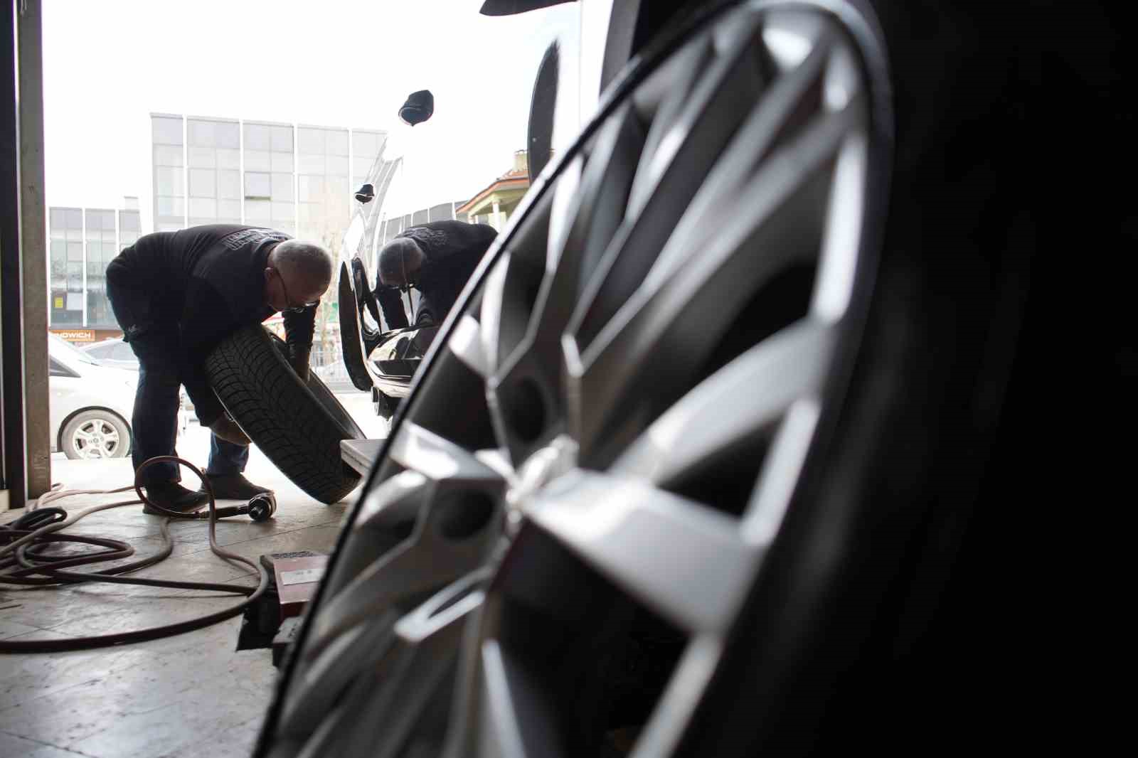 Kış lastiği zorunluluğu bitti, değişim mesaisi başladı: "Sıcaklar artmadan yaz lastiklerine geçiş yapılmalı"
