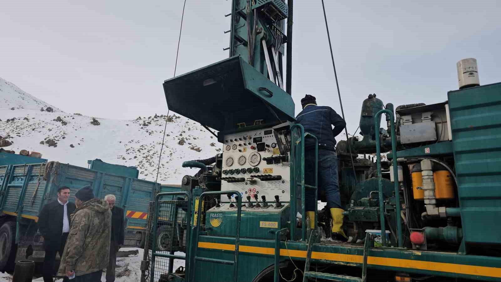 Kış ortasında içme suyu sorunu: Mahallenin suyu kurudu, belediye sondaj çalışması başlattı
Kış ortasında içme suyu sorunu: Mahallenin suyu kurudu, belediye sondaj çalışması başlattı