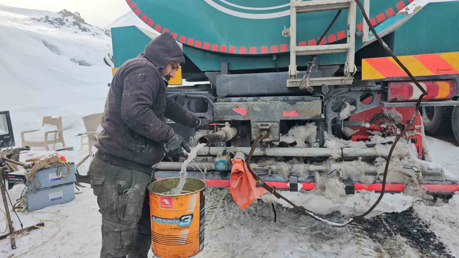 Kış ortasında içme suyu sorunu: Mahallenin suyu kurudu, belediye sondaj çalışması başlattı
Kış ortasında içme suyu sorunu: Mahallenin suyu kurudu, belediye sondaj çalışması başlattı