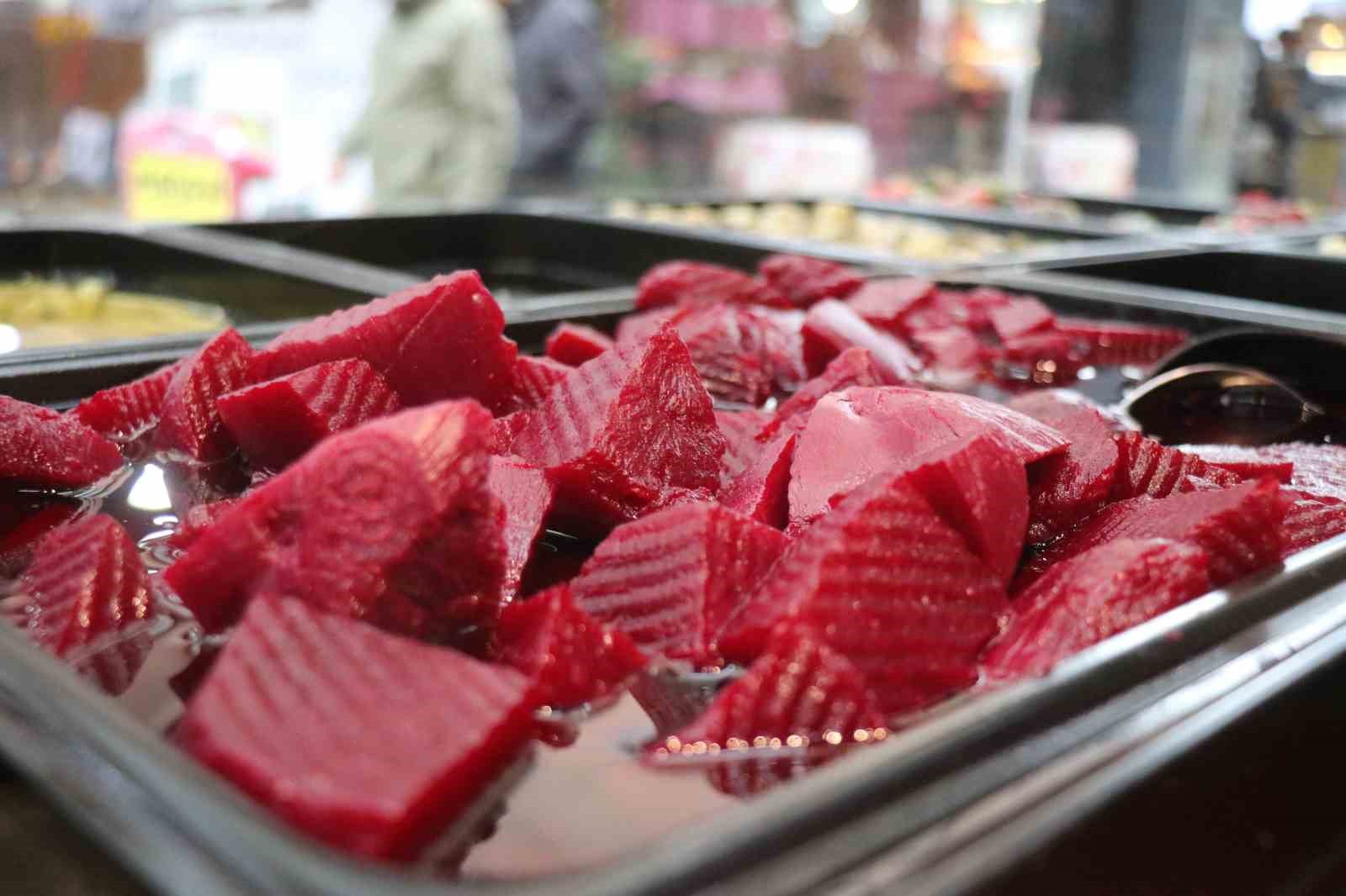 Kış sofralarının renkli lezzeti turşu vatandaştan yoğun ilgi görüyor
