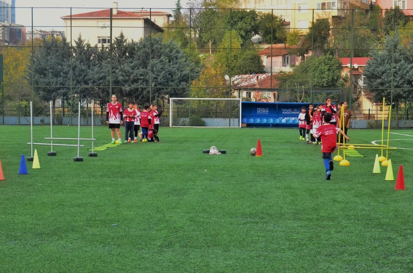 Kış spor okullarında futbol antrenmanları tüm hızıyla sürüyor
Kış spor okullarında futbol antrenmanları tüm hızıyla sürüyor