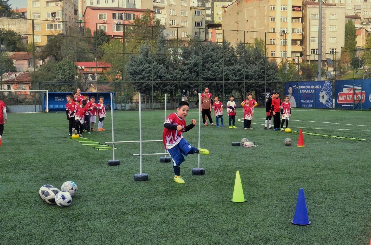 Kış spor okullarında futbol antrenmanları tüm hızıyla sürüyor
Kış spor okullarında futbol antrenmanları tüm hızıyla sürüyor