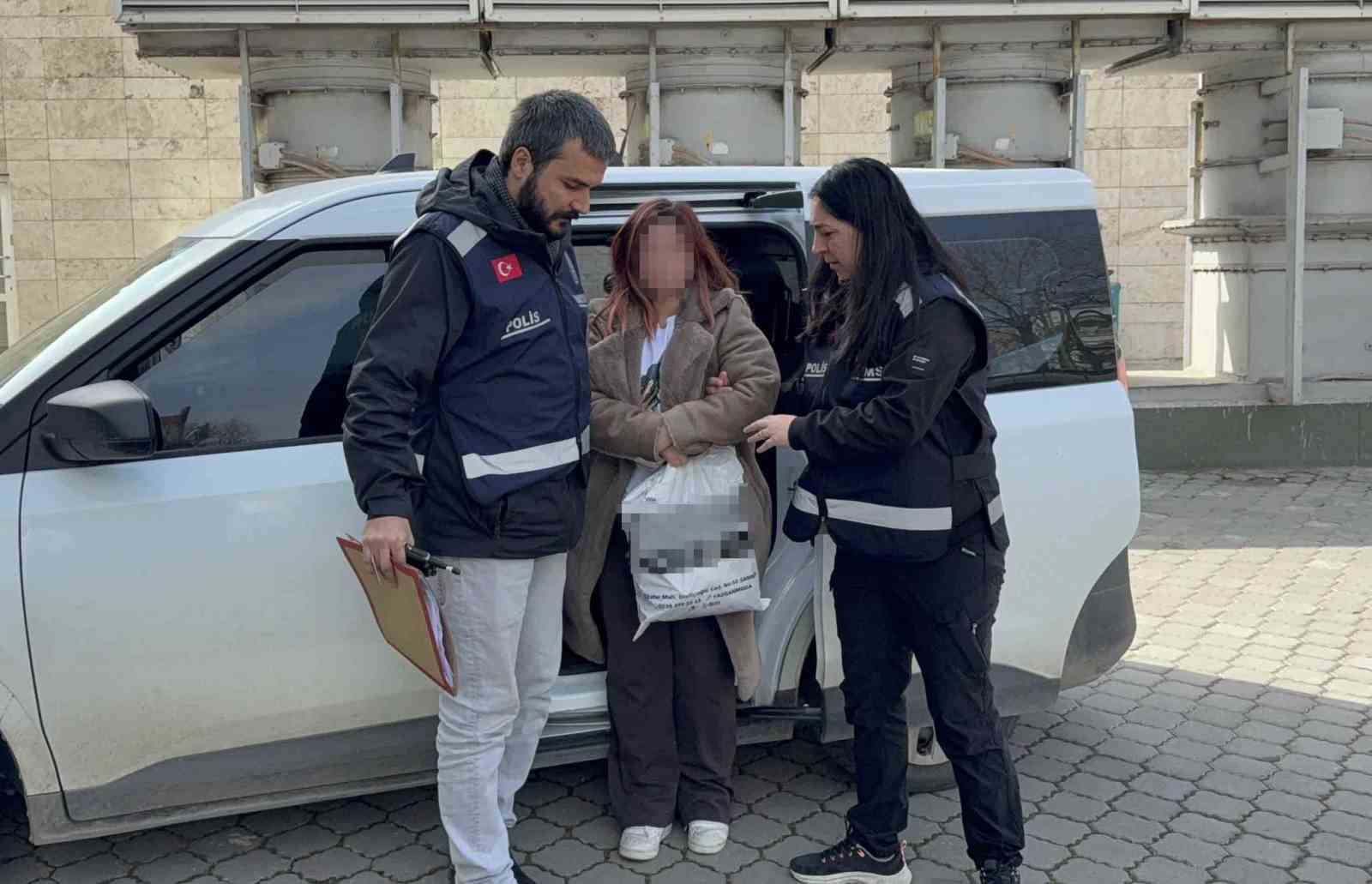 Kıskançlık yüzünden komşusunu yüzünden bıçaklayan kadına adli kontrol
