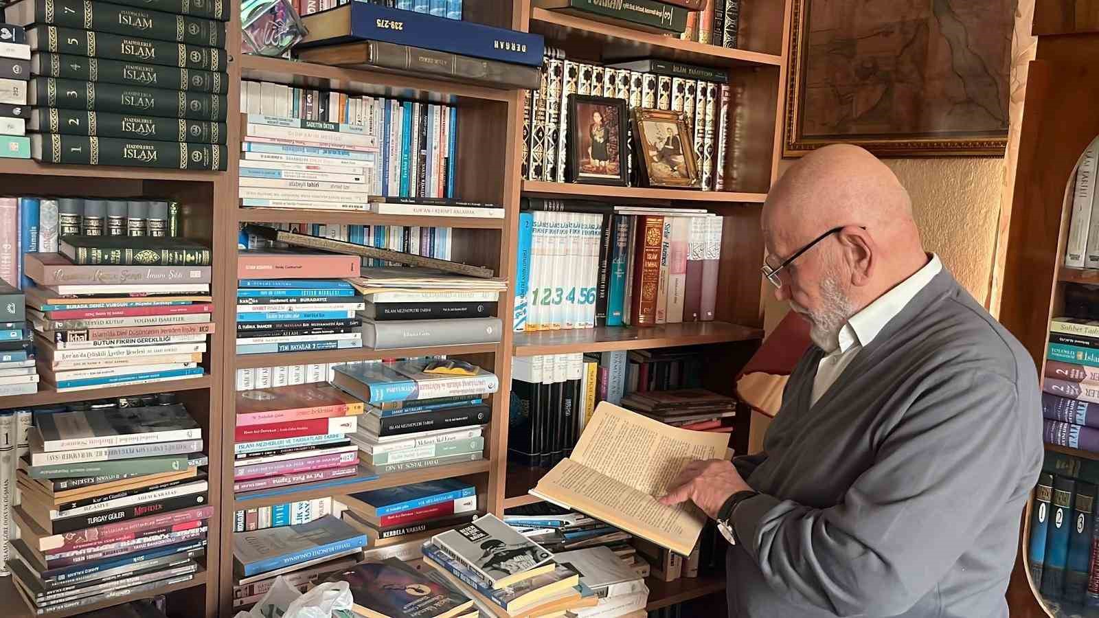 Kitap aşkı çocuklukta başladı, 11 bin kitaba ulaştı
