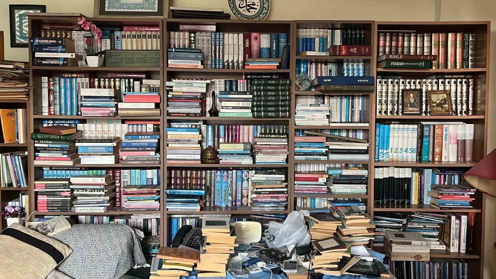 Kitap aşkı çocuklukta başladı, 11 bin kitaba ulaştı
