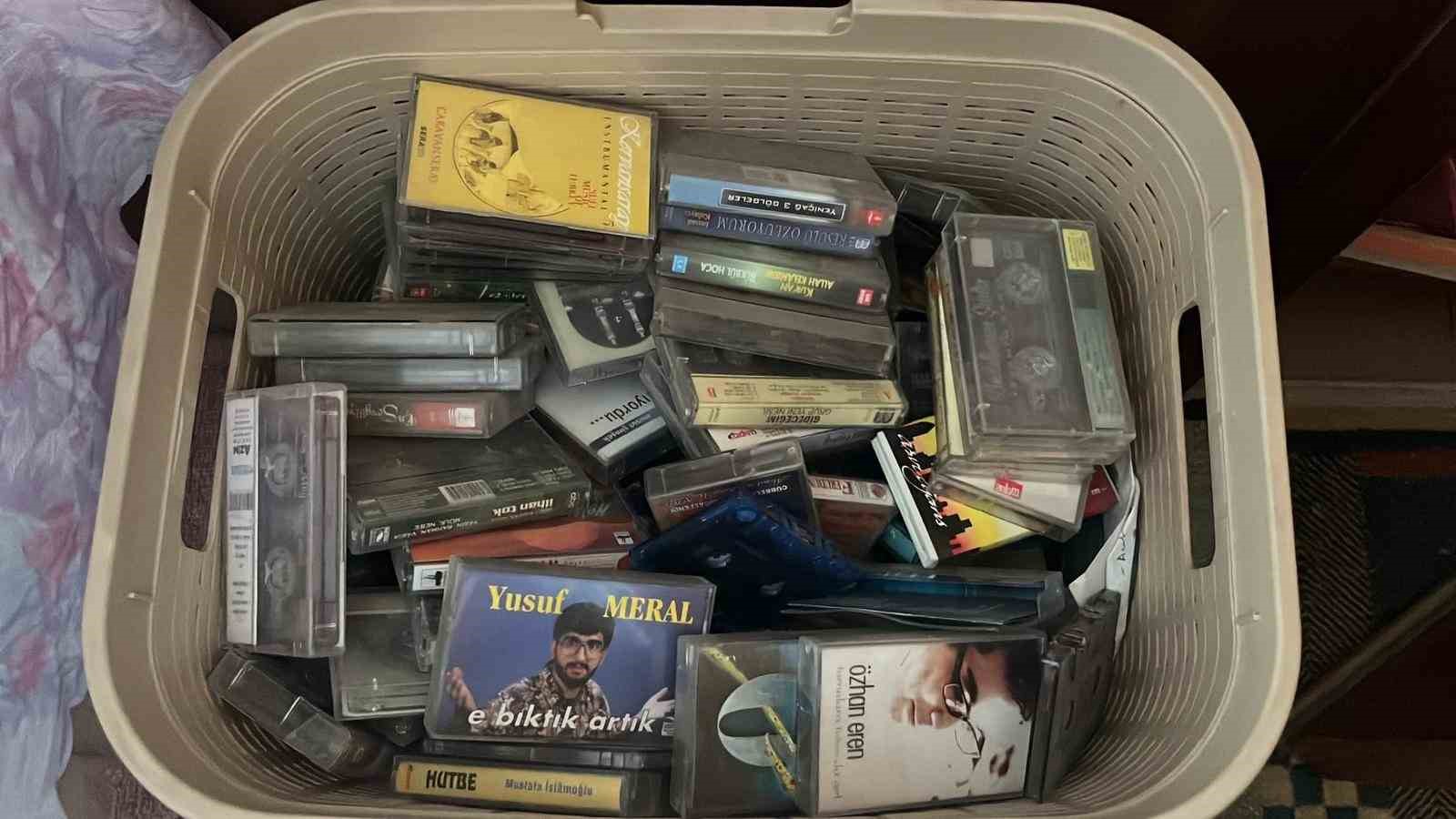 Kitap aşkı çocuklukta başladı, 11 bin kitaba ulaştı
