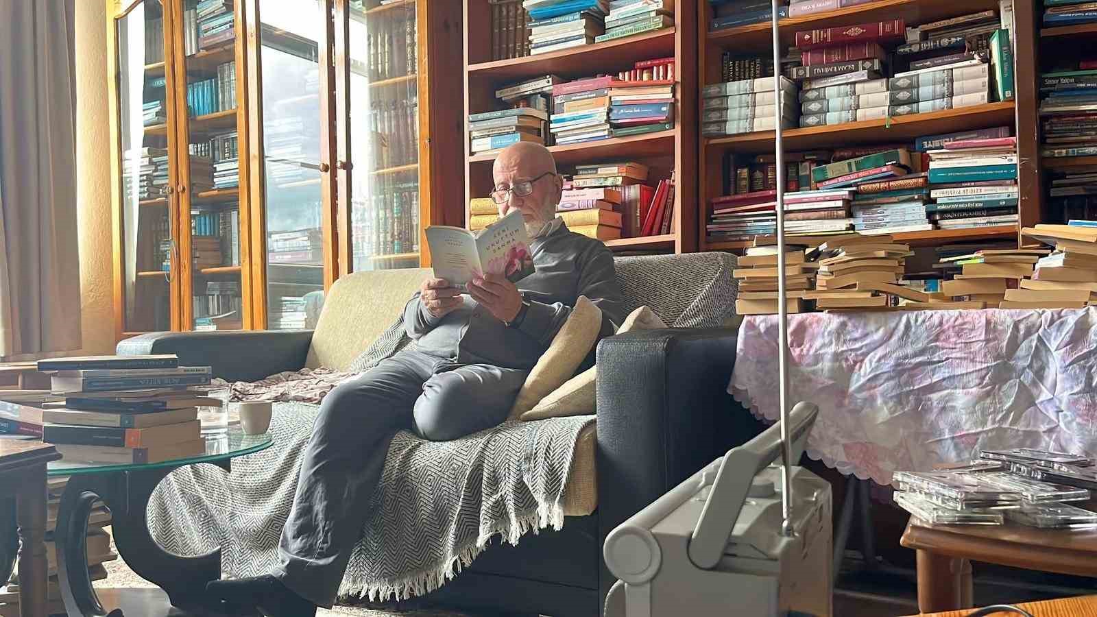 Kitap aşkı çocuklukta başladı, 11 bin kitaba ulaştı
