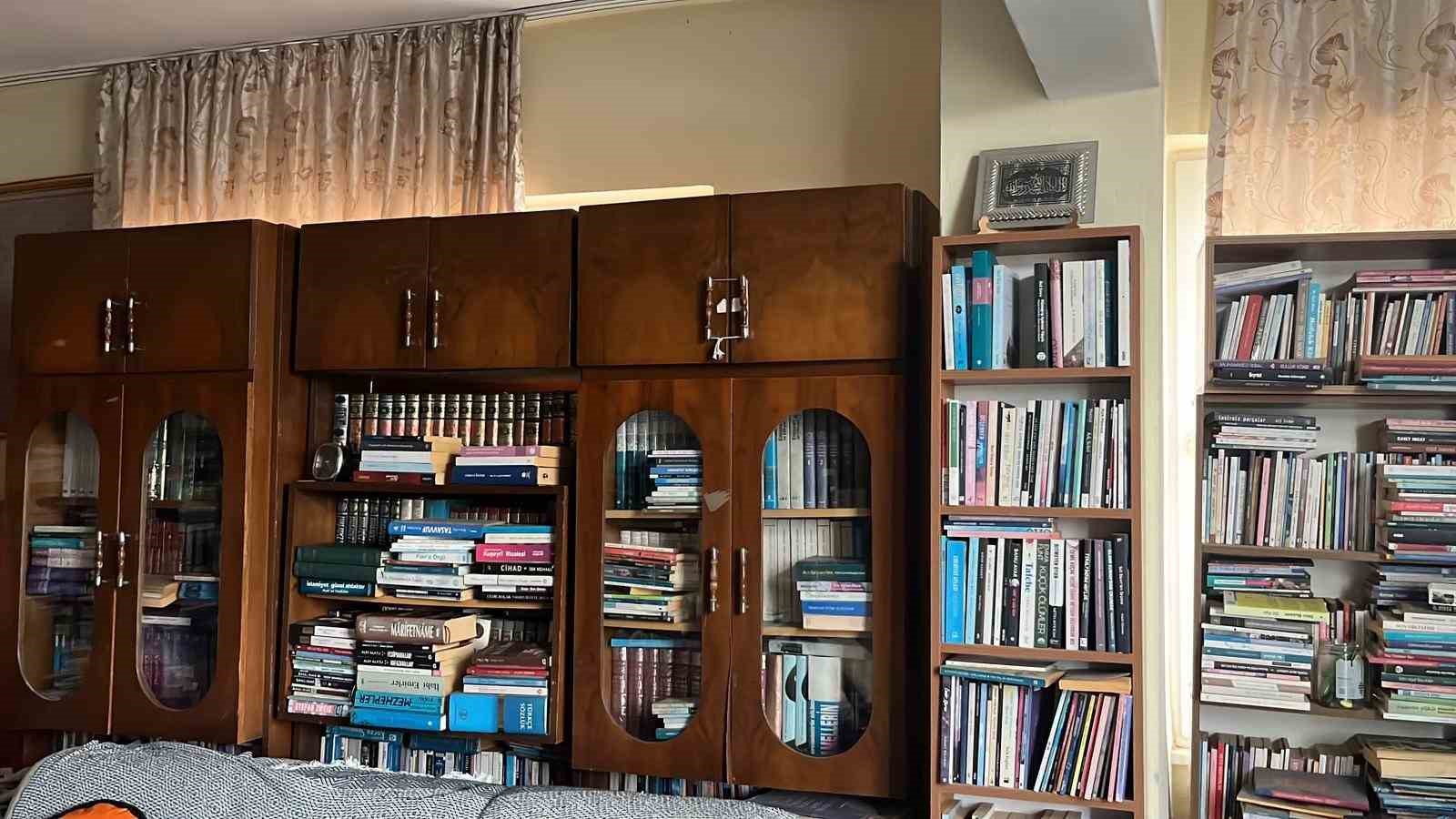 Kitap aşkı çocuklukta başladı, 11 bin kitaba ulaştı
