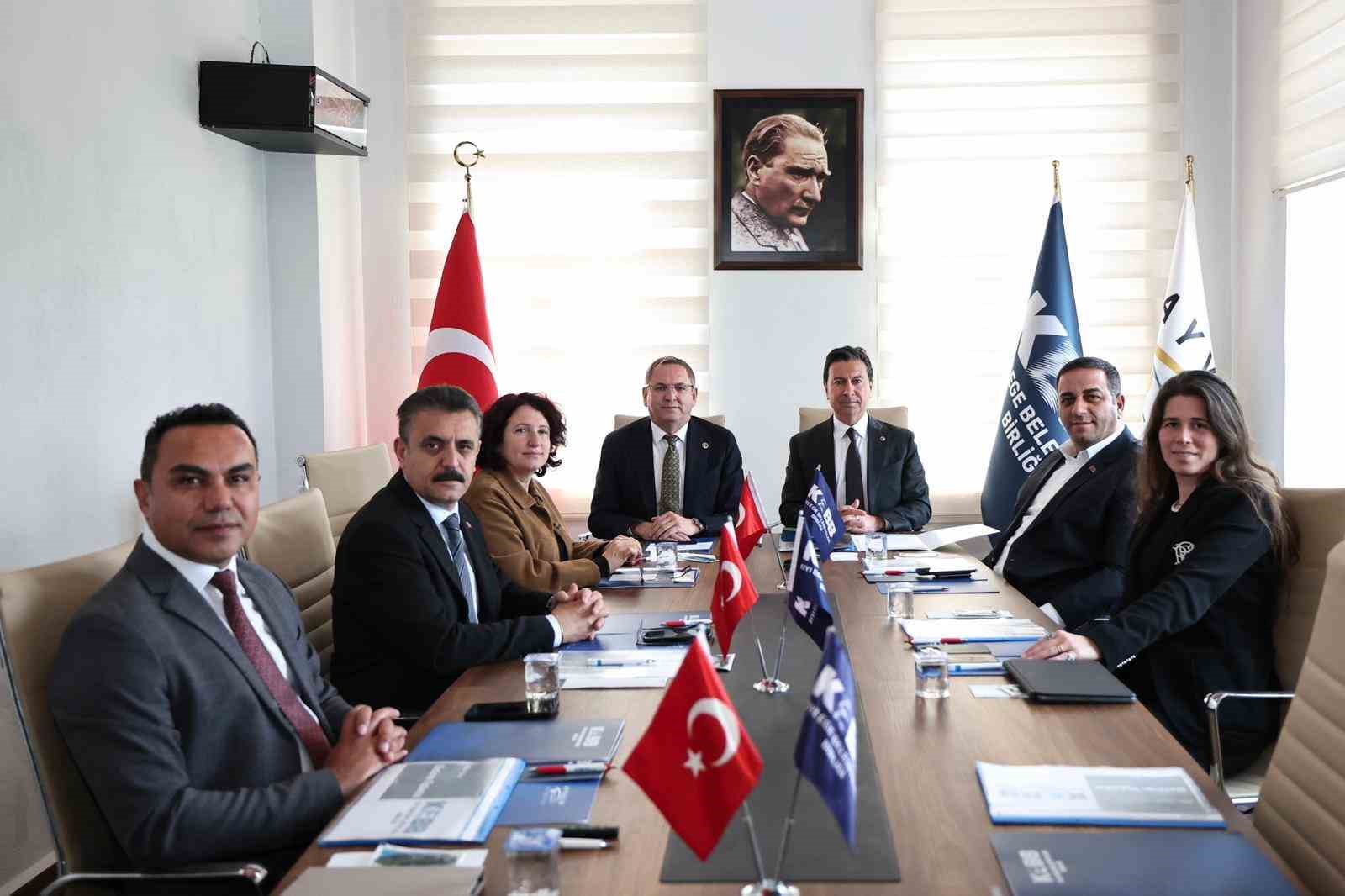 Kıyı Ege belediyeleri Ayvalık’ta buluştu
Kıyı Ege belediyeleri Ayvalık’ta buluştu