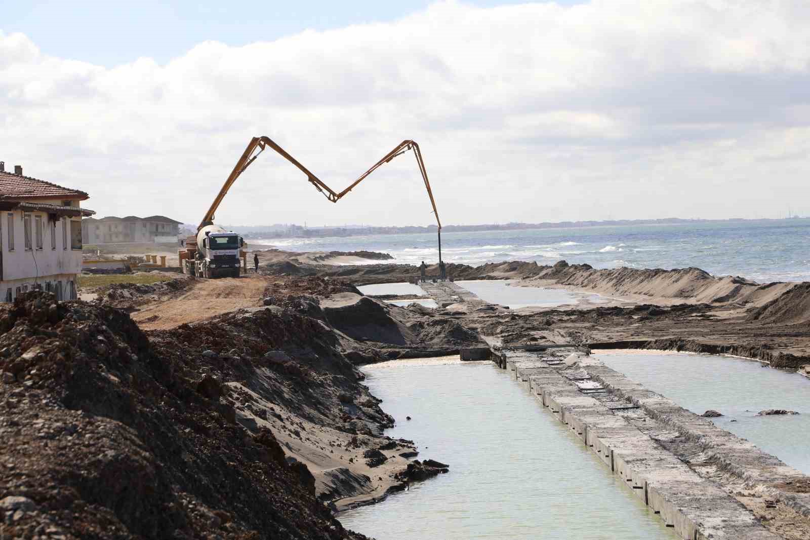Kıyı erozyonunun tahrip ettiği Karasu sahilinde önlemler alınıyor
