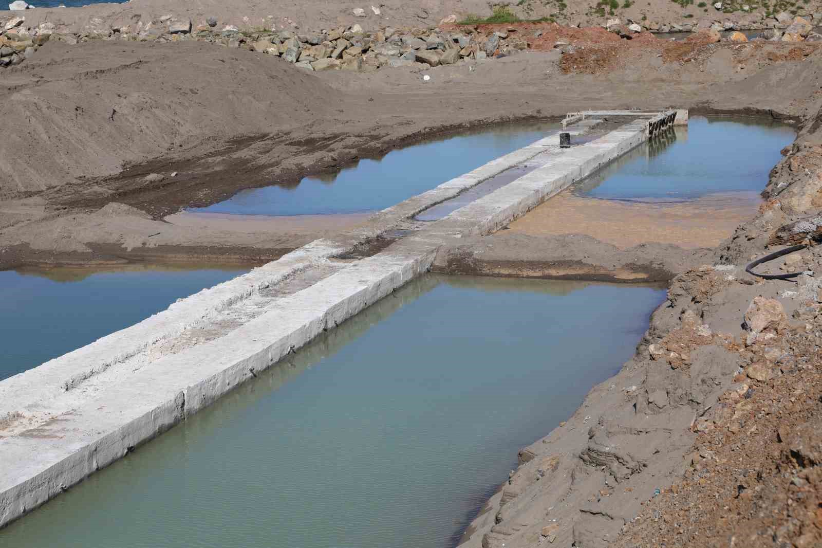 Kıyı erozyonunun tahrip ettiği Karasu sahilinde önlemler alınıyor
