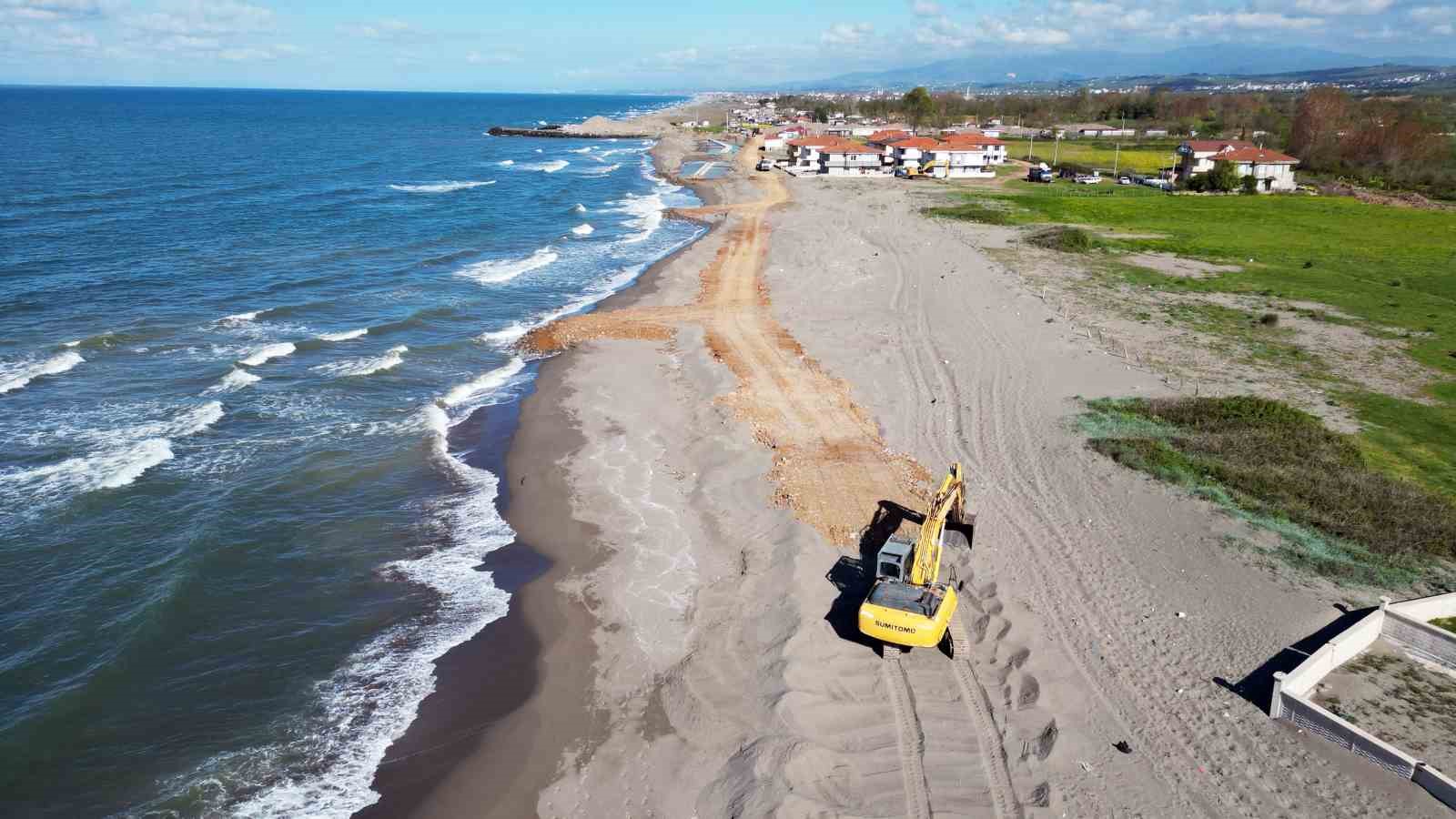 Kıyı erozyonunun tahrip ettiği Karasu sahilinde önlemler alınıyor
