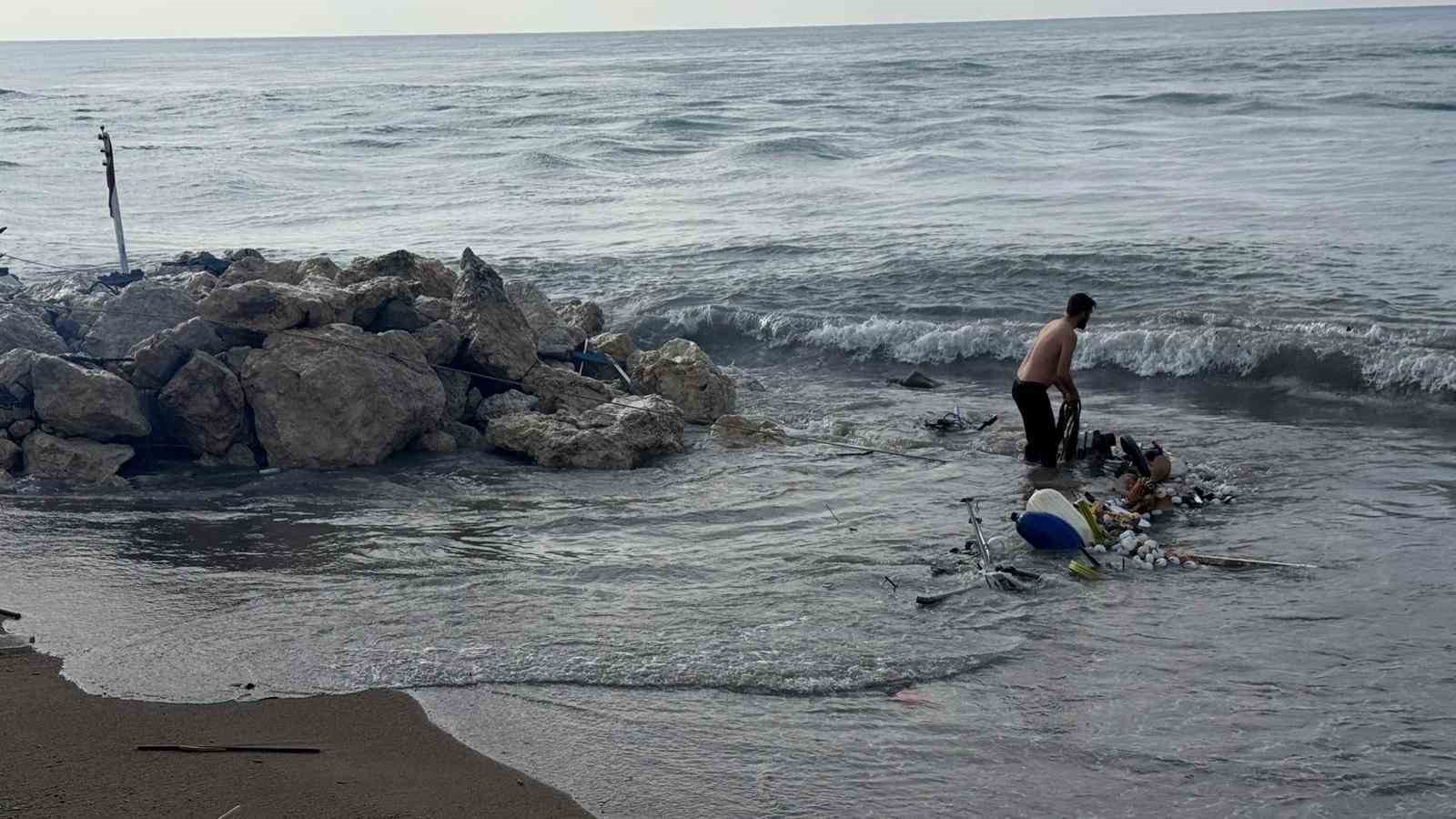 Kıyıya yanaşmak istedikleri tekne kayalıklara çarpıp paramparça oldu
