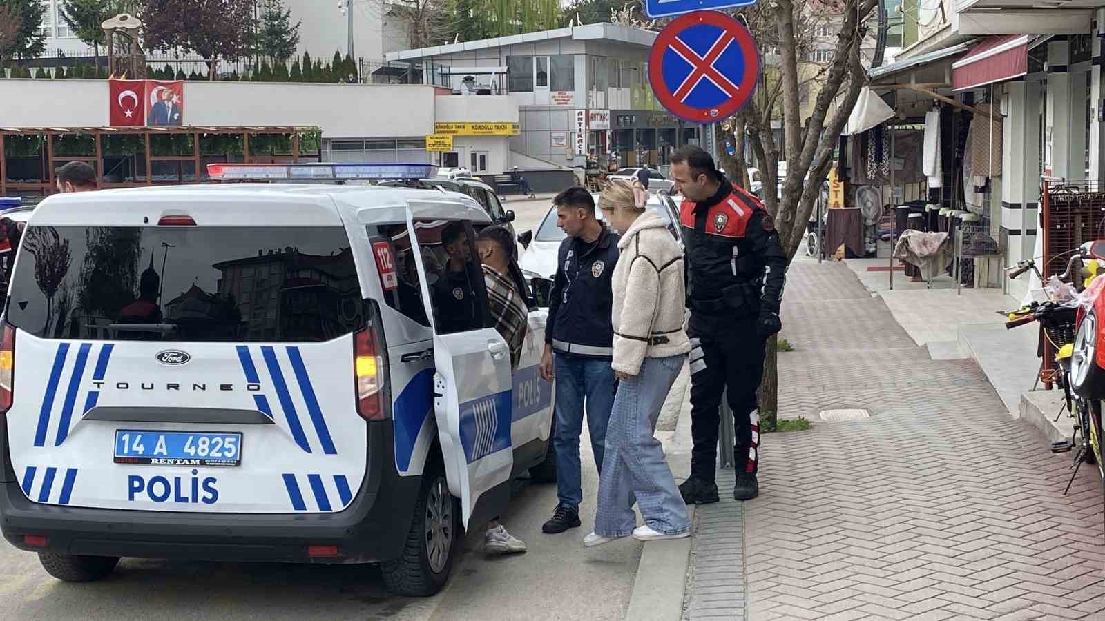 Kız kardeşini kafede bir erkekle görünce ortalığı birbirine kattı
